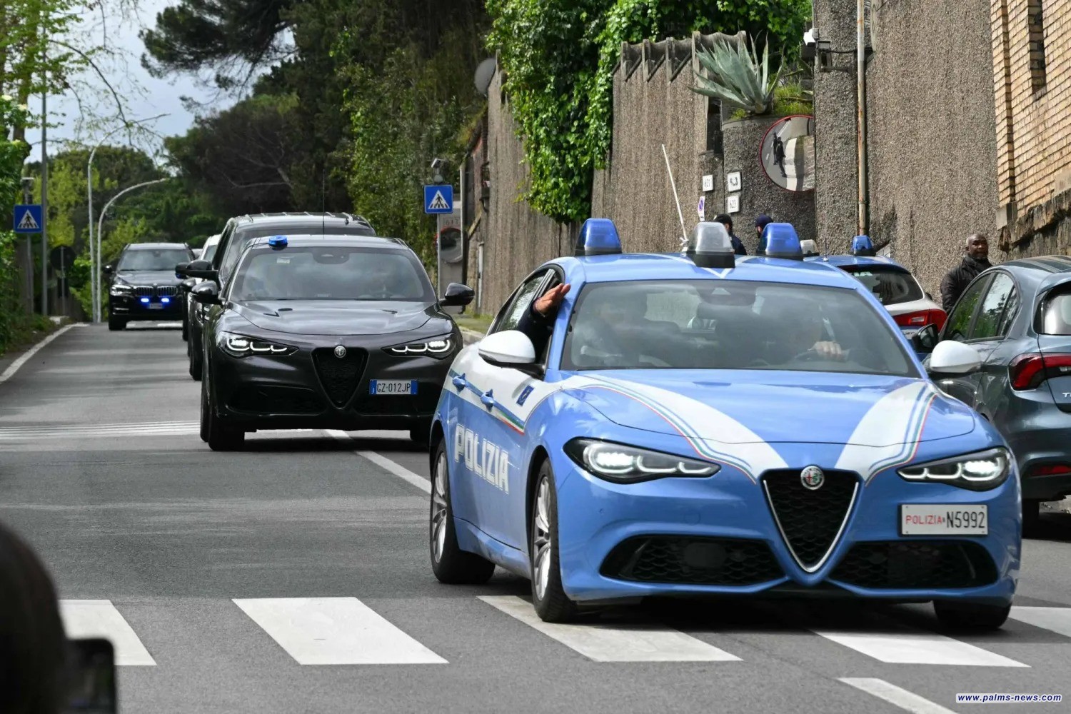 الصورة: الشرطة الإيطالية ترافق موكب وفد أميركي إلى السفارة العُمانية في روما حيث تُعقد الجولة الثانية من المحادثات النووية مع إيران